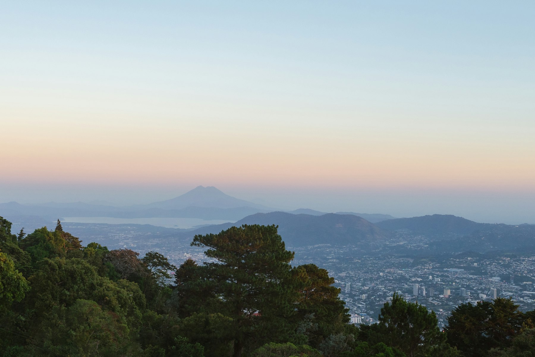 San Salvador desde la cordillera